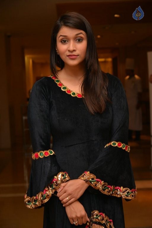 Mannara Chopra New Photos - 29 / 37 photos