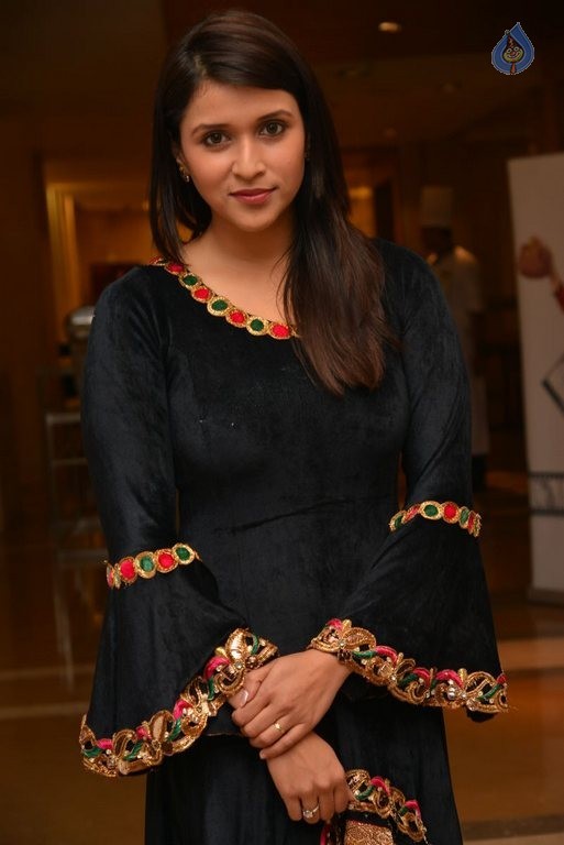 Mannara Chopra New Photos - 32 / 37 photos