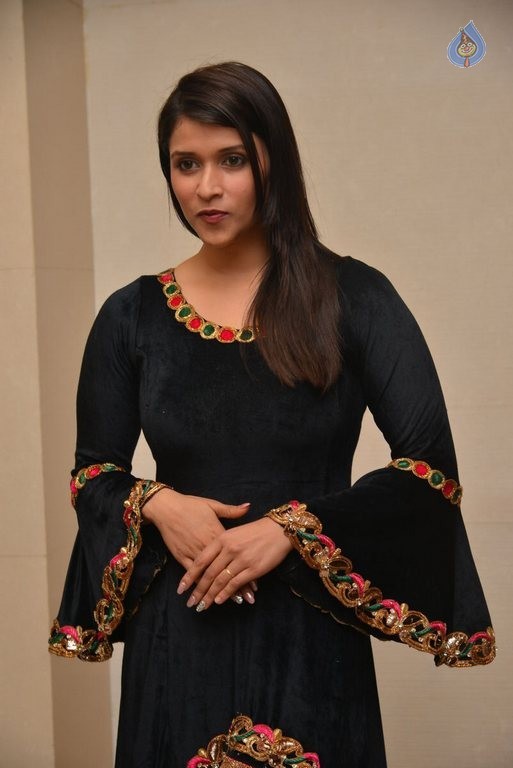 Mannara Chopra New Photos - 33 / 37 photos