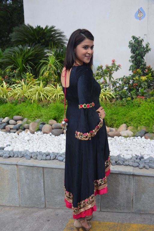 Mannara Chopra New Photos - 35 / 37 photos