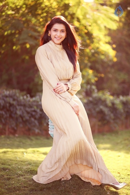 Mannara Chopra New Pics - 6 / 13 photos