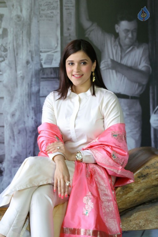 Mannara Chopra New Stills - 3 / 42 photos