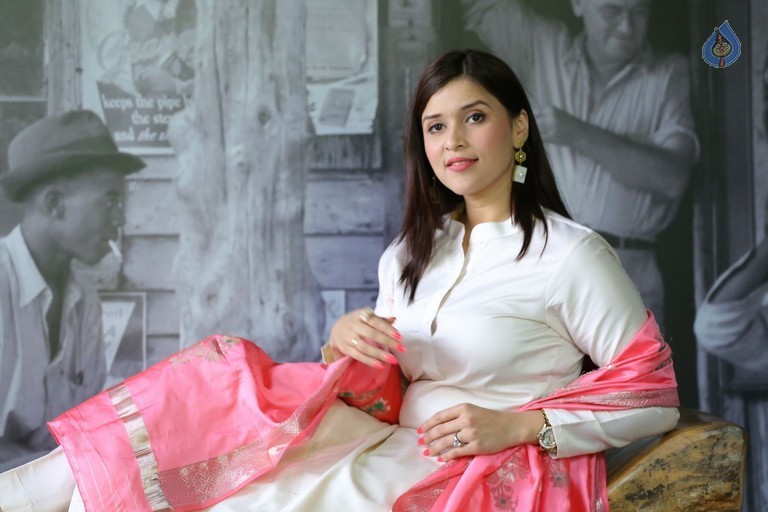 Mannara Chopra New Stills - 8 / 42 photos