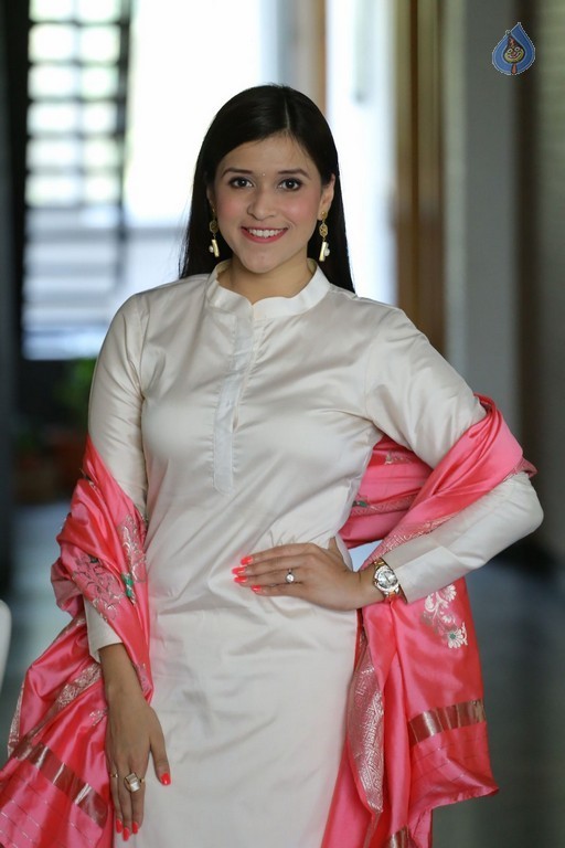 Mannara Chopra New Stills - 9 / 42 photos