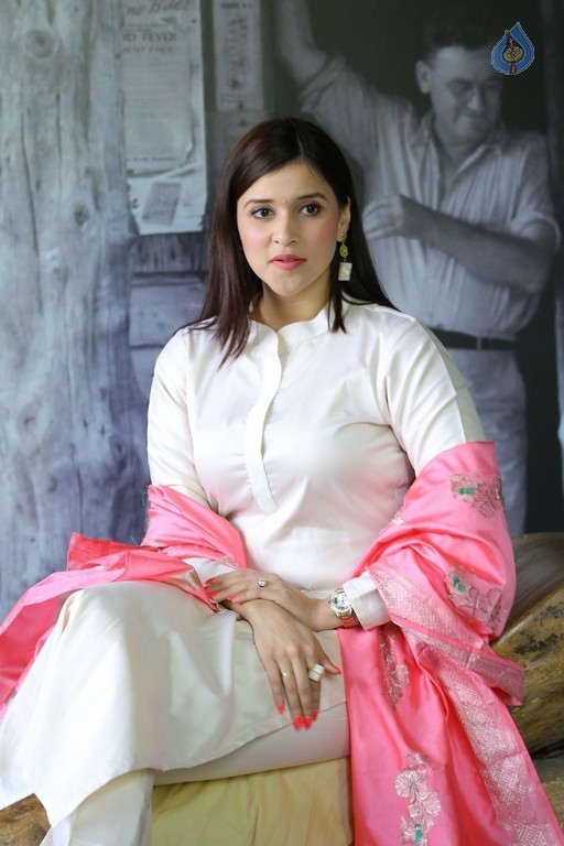Mannara Chopra New Stills - 22 / 42 photos