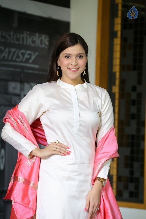 Mannara Chopra New Stills - 24 / 42 photos