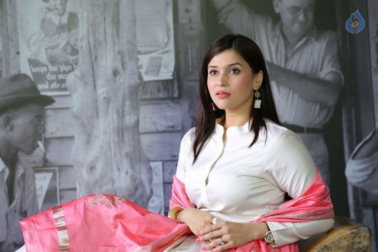 Mannara Chopra New Stills - 27 / 42 photos