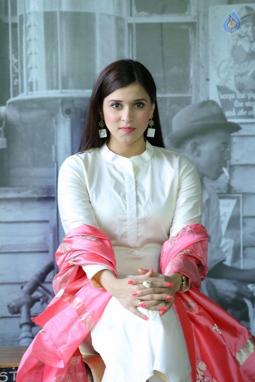 Mannara Chopra New Stills - 29 / 42 photos