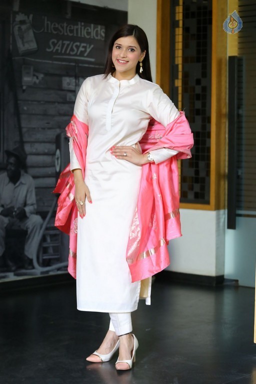 Mannara Chopra New Stills - 30 / 42 photos