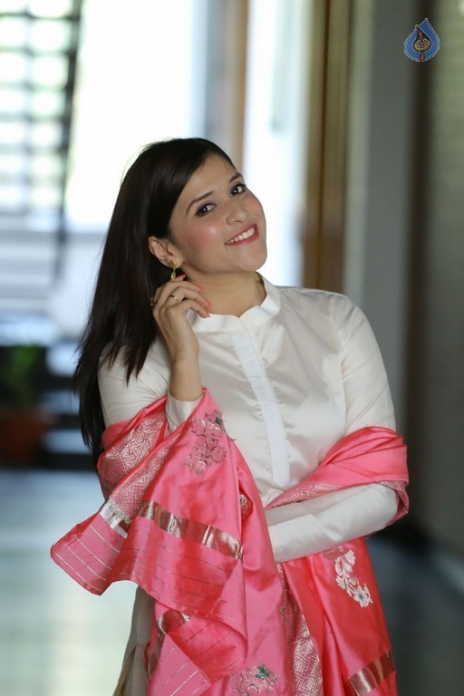 Mannara Chopra New Stills - 34 / 42 photos