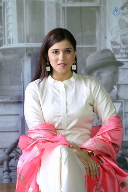 Mannara Chopra New Stills - 36 / 42 photos