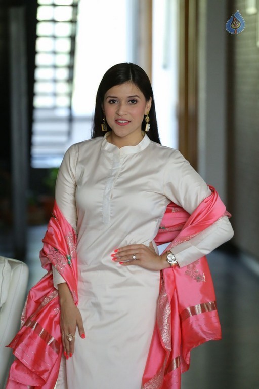 Mannara Chopra New Stills - 39 / 42 photos