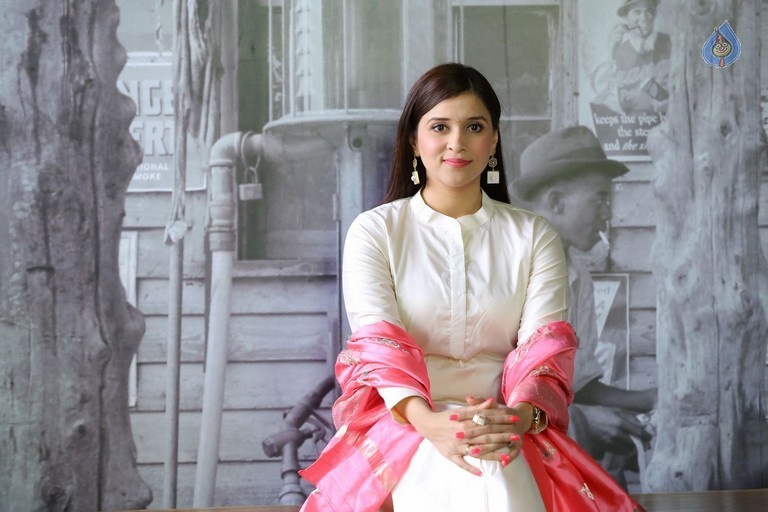 Mannara Chopra New Stills - 40 / 42 photos