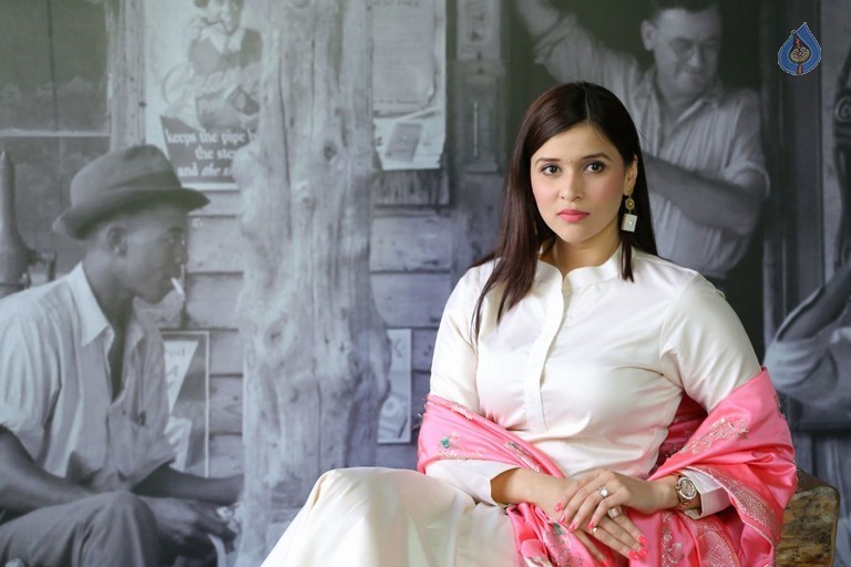Mannara Chopra New Stills - 41 / 42 photos