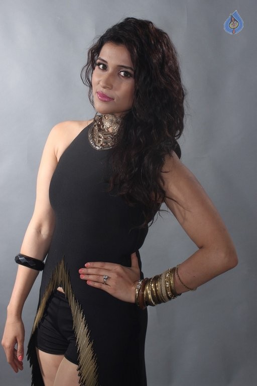 Mannara Chopra Photo Shoot Photos - 22 / 42 photos