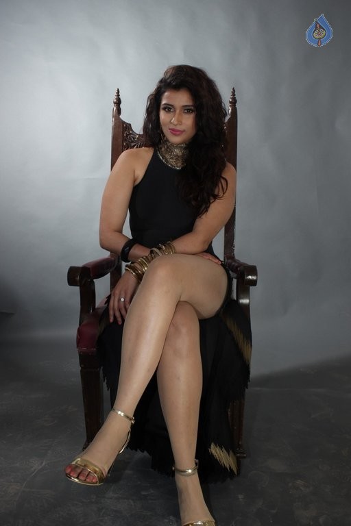 Mannara Chopra Photo Shoot Photos - 26 / 42 photos