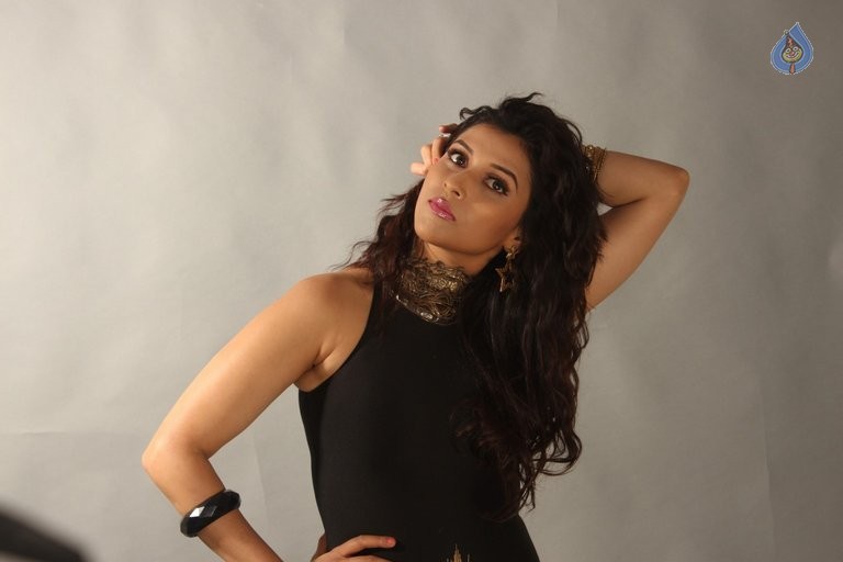 Mannara Chopra Photo Shoot Photos - 27 / 42 photos
