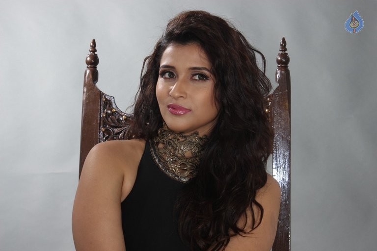 Mannara Chopra Photo Shoot Photos - 30 / 42 photos