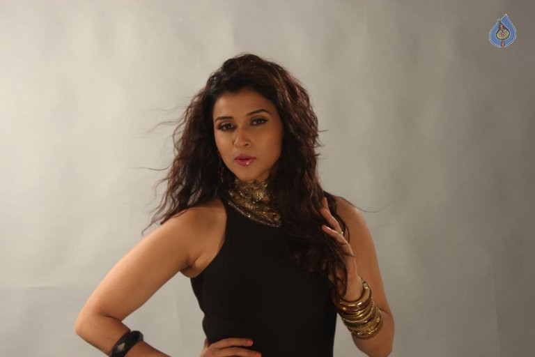 Mannara Chopra Photo Shoot Photos - 32 / 42 photos