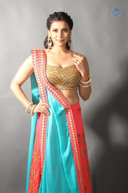Mannara Chopra Photo Shoot Photos - 33 / 42 photos