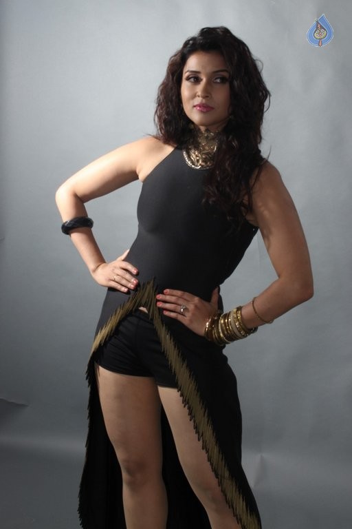 Mannara Chopra Photo Shoot Photos - 41 / 42 photos