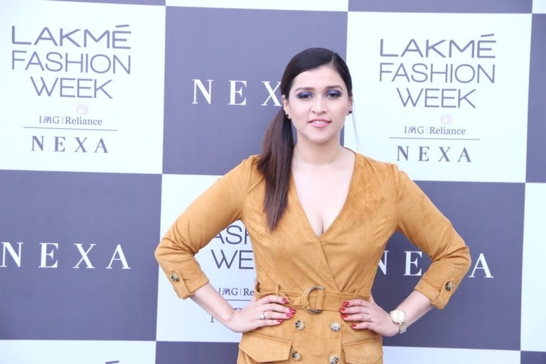 Mannara Chopra Photos - 6 / 9 photos