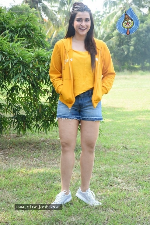 Mannara Chopra Photos - 9 / 35 photos