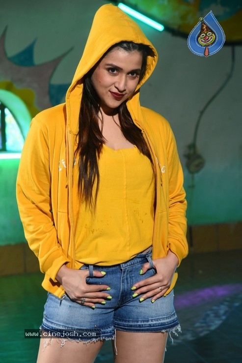 Mannara Chopra Photos - 14 / 35 photos