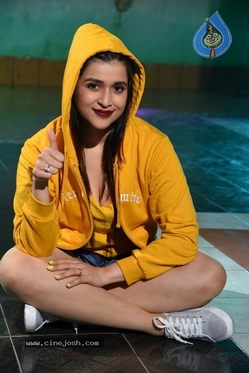 Mannara Chopra Photos - 23 / 35 photos
