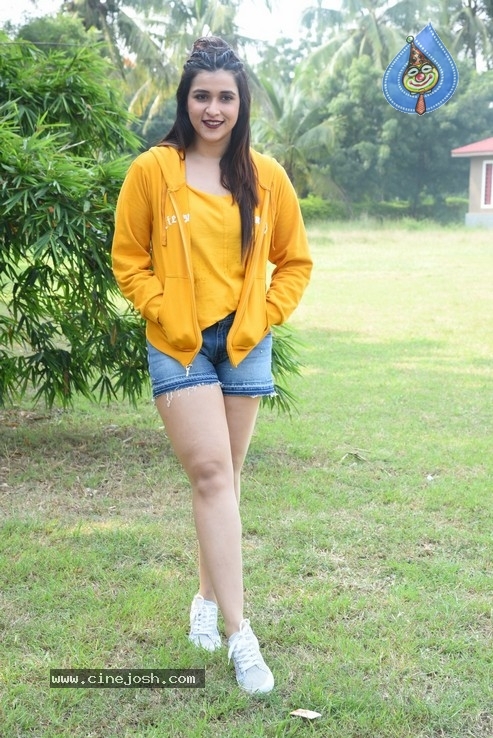 Mannara Chopra Photos - 24 / 35 photos