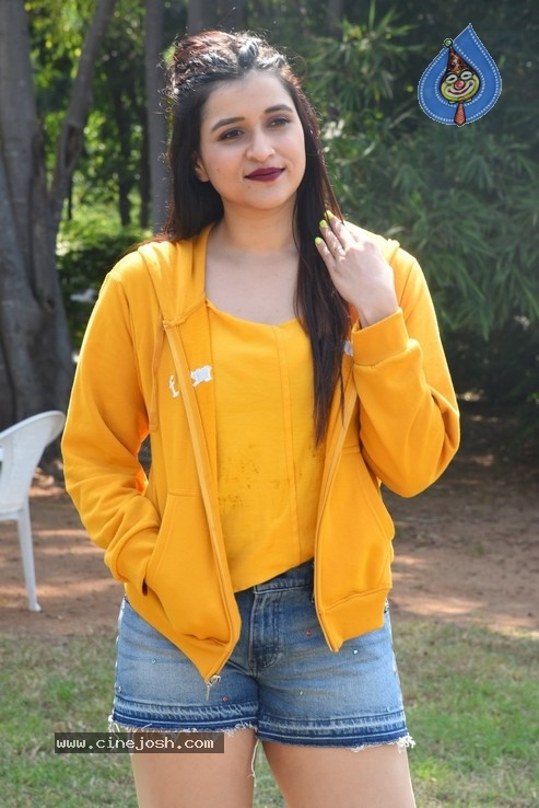 Mannara Chopra Photos - 27 / 35 photos