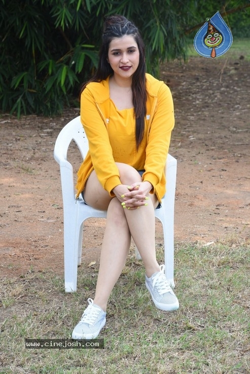 Mannara Chopra Photos - 28 / 35 photos