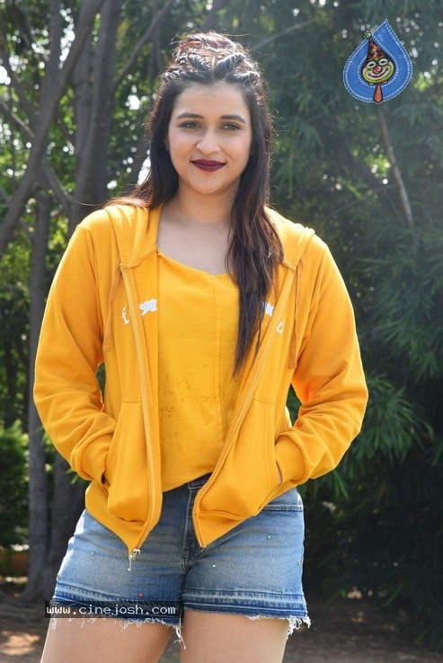 Mannara Chopra Photos - 29 / 35 photos
