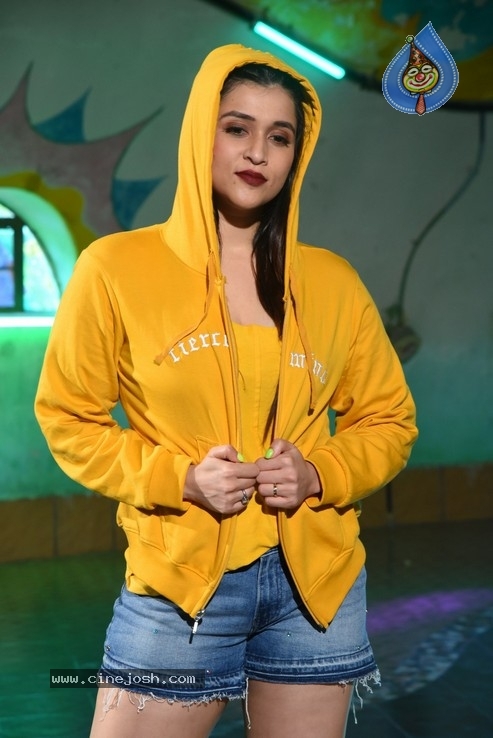 Mannara Chopra Photos - 31 / 35 photos