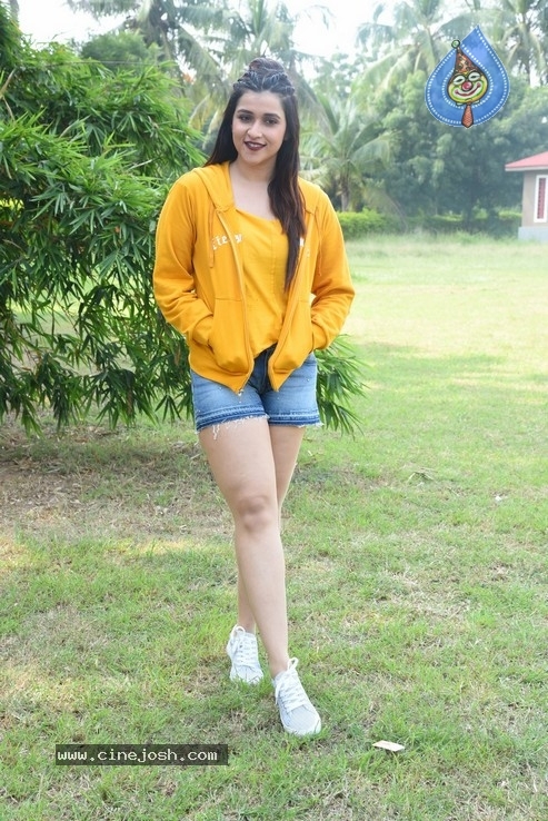 Mannara Chopra Photos - 33 / 35 photos
