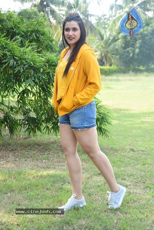 Mannara Chopra Photos - 34 / 35 photos