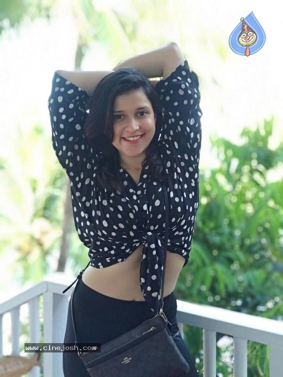 Mannara Chopra Photos - 12 / 15 photos