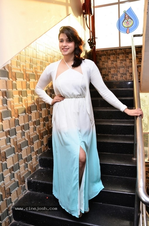 Mannara Chopra Photos - 12 / 35 photos