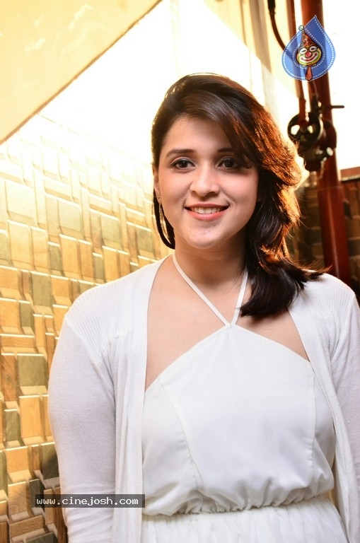 Mannara Chopra Photos - 31 / 35 photos