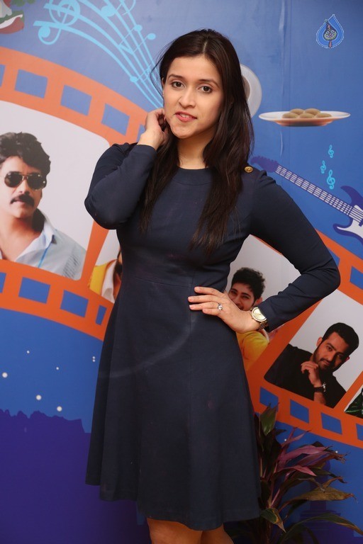 Mannara Chopra Pics - 24 / 42 photos