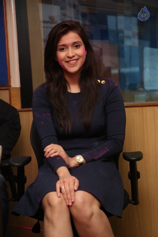 Mannara Chopra Pics - 31 / 42 photos