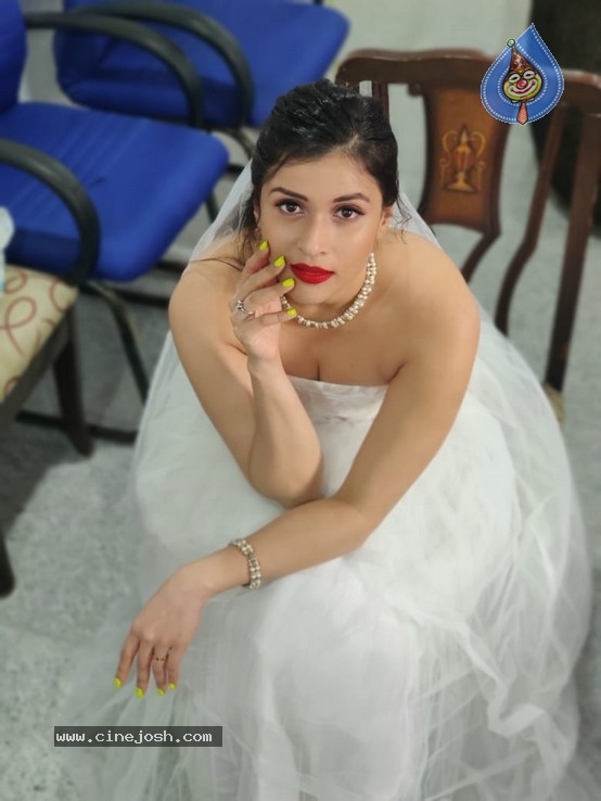 Mannara Chopra Stills - 2 / 7 photos