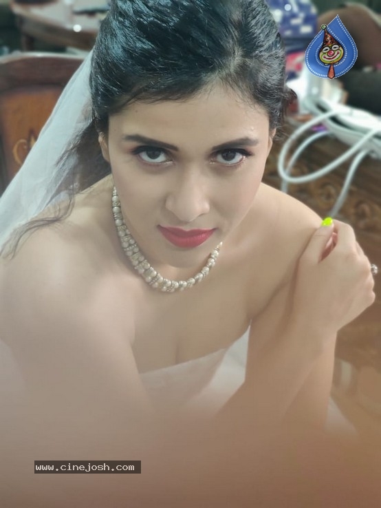 Mannara Chopra Stills - 4 / 7 photos
