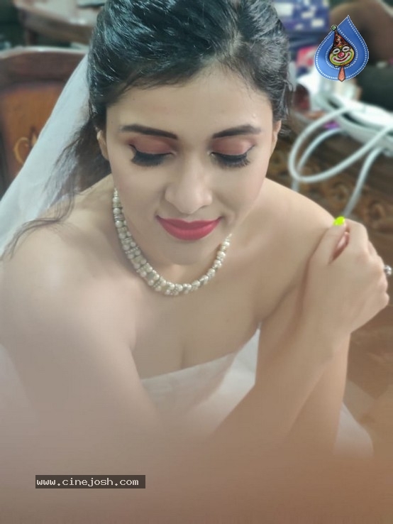 Mannara Chopra Stills - 7 / 7 photos