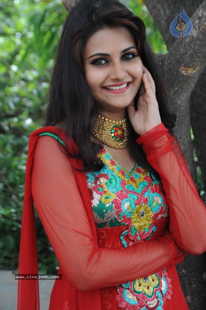 Mano Chitra New Stills - 9 / 77 photos