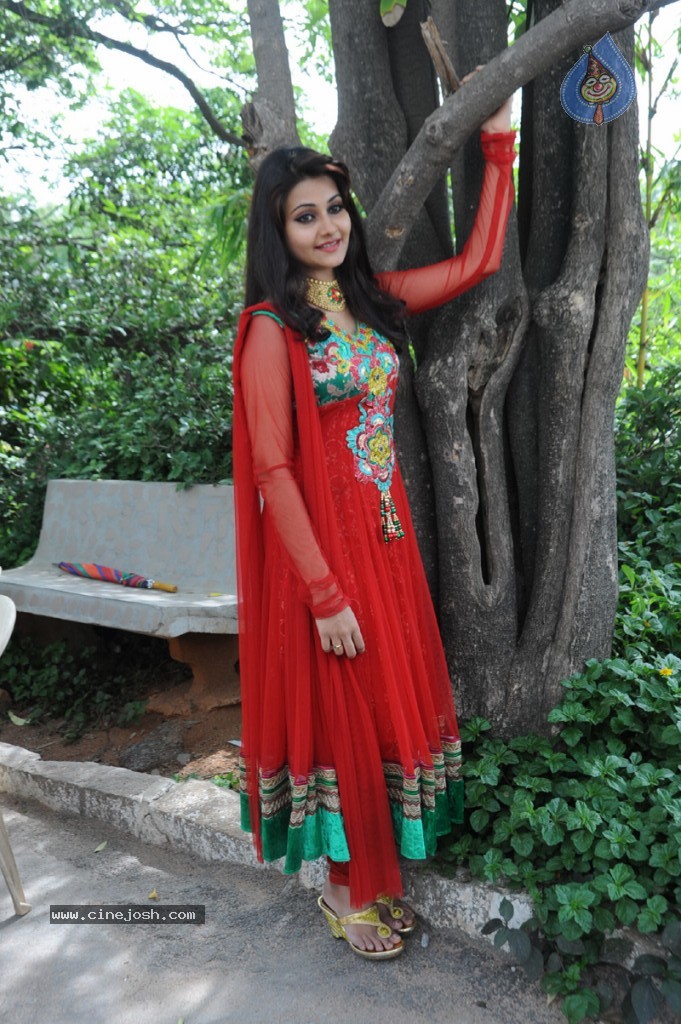 Mano Chitra New Stills - 12 / 77 photos