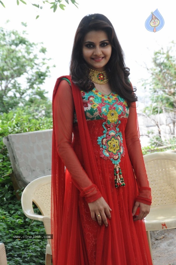 Mano Chitra New Stills - 18 / 77 photos