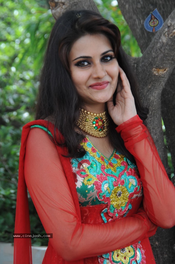 Mano Chitra New Stills - 19 / 77 photos