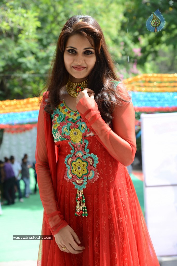 Mano Chitra New Stills - 20 / 77 photos