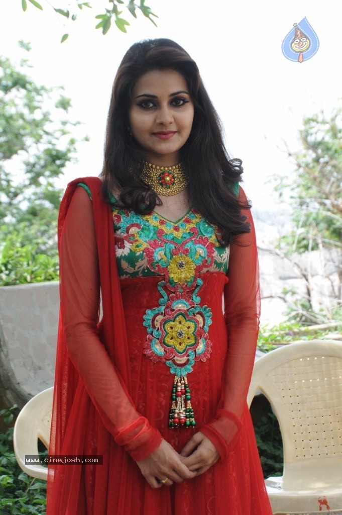 Mano Chitra New Stills - 25 / 77 photos